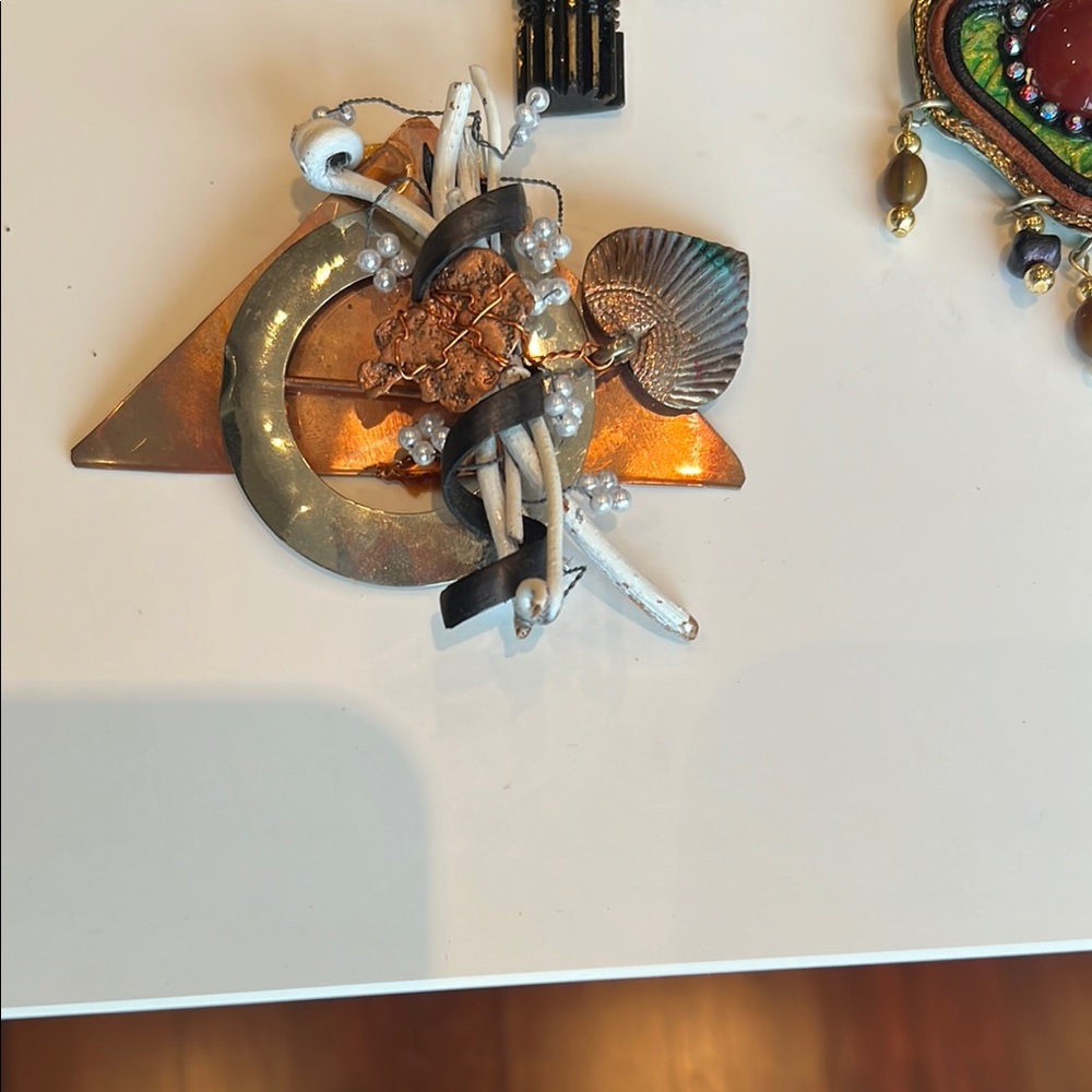 Unique Vintage Brooch Set collection of vintage pins. - Picture 2 of 8